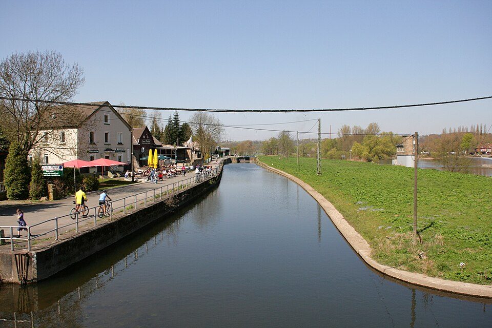 Schleusenkanal an der Ruhr in Bochum-Dahlhausen mit Uferpromenade, Radfahrern, Café und älteren Häusern
