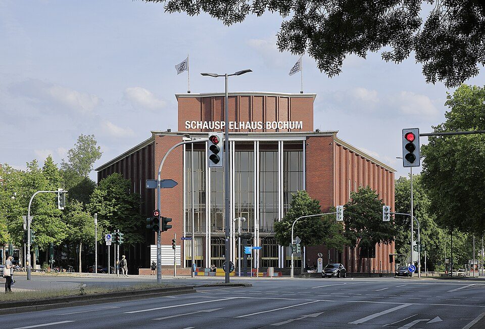 Das Schauspielhaus Bochum mit Backsteinfassade und Glasfront an der Königsallee im Bochumer Ehrenfeld