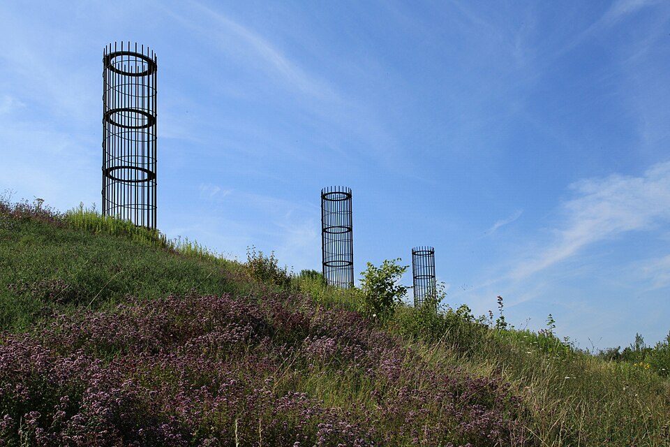 Gitterförmige Stahltürme der Landmarke auf der begrünten Halde der Zeche Lothringen in Bochum-Gerthe