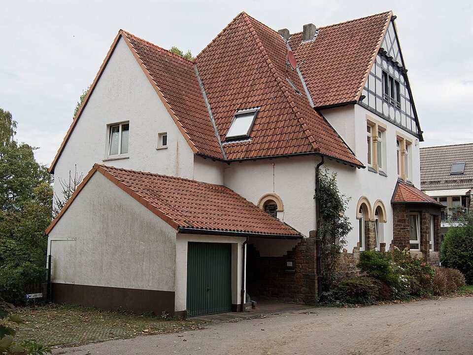 Freistehendes Pfarrhaus mit Ziegeldach, Fachwerkgiebel und Garage an der Christuskirche in Bochum-Gerthe
