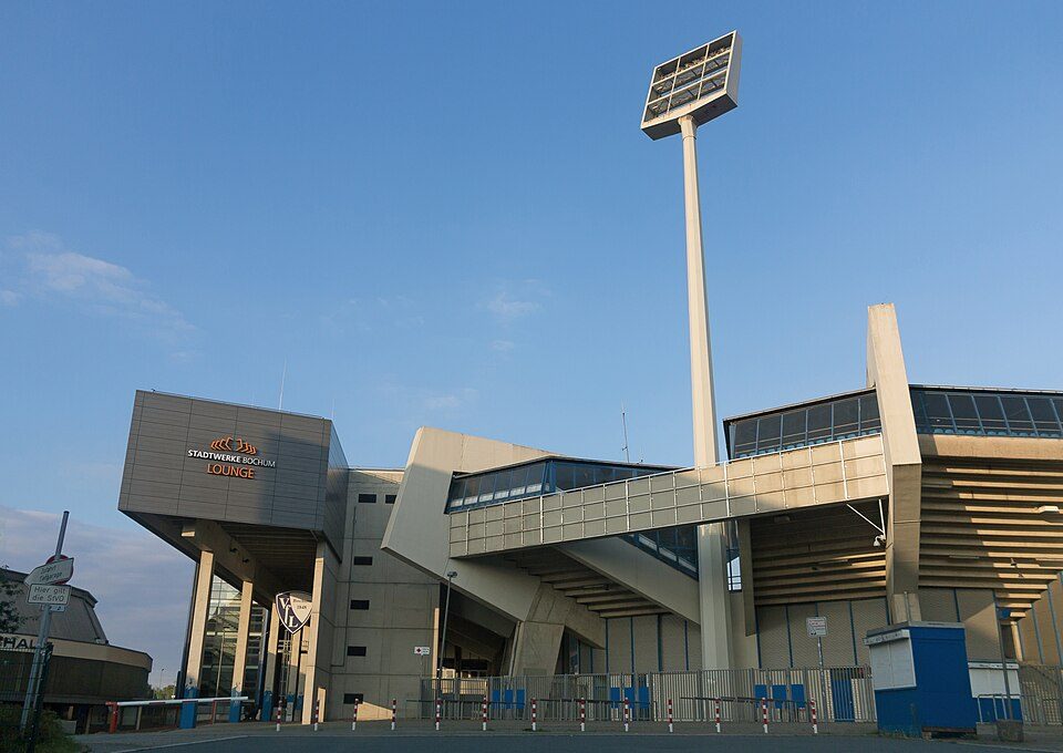 Das Vonovia Ruhrstadion mit Flutlichtmast und Tribünenfassade an der Castroper Straße in Bochum-Grumme