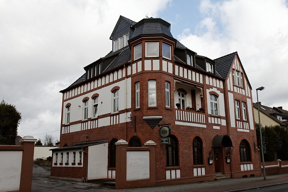 Historisches Backsteinhaus mit Fachwerkgiebel, Erker und Schieferdach am Harpener Hellweg in Bochum-Harpen