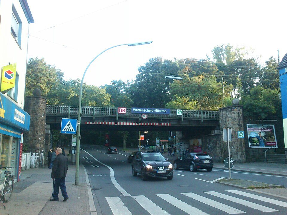 Straße mit Zebrastreifen unter der Eisenbahnbrücke des S-Bahnhofs Wattenscheid-Höntrop