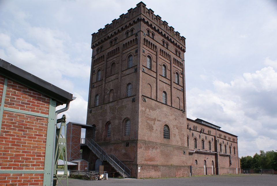 Der gemauerte Malakowturm der Zeche Hannover mit Maschinenhaus in Bochum-Hordel