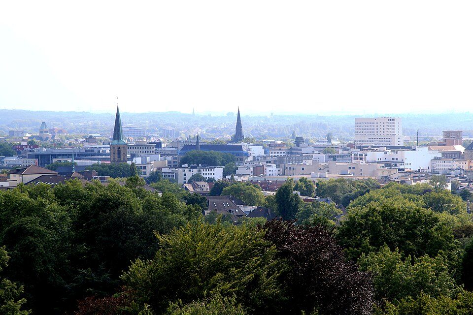 Blick vom Bismarckturm über die Dächer der Bochumer Innenstadt mit den Türmen von Propsteikirche und Marienkirche