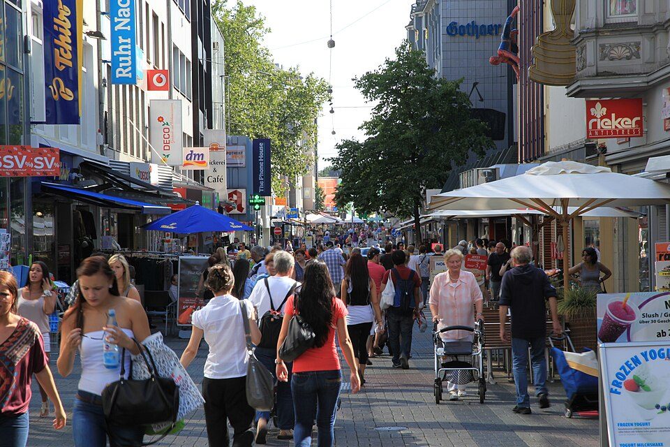 Belebte Fußgängerzone Kortumstraße mit Geschäften und Passanten in der Bochumer Innenstadt