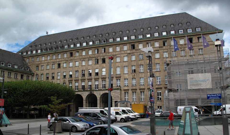Das Bochumer Rathaus mit Natursteinfassade und Arkaden am Willy-Brandt-Platz in der Bochumer Innenstadt