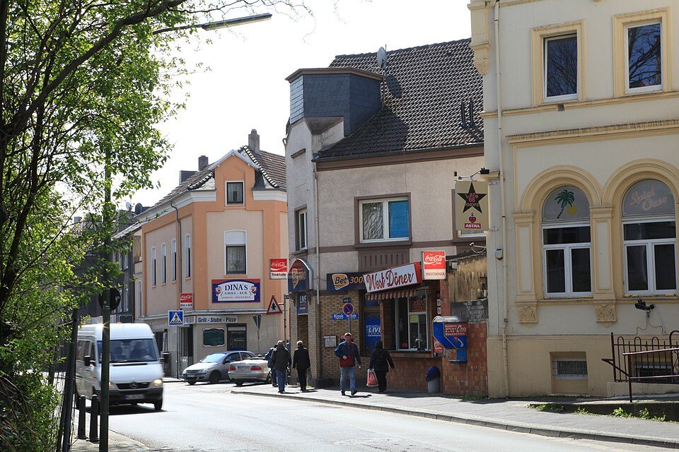 Ümminger Straße in Bochum-Langendreer-Alter Bahnhof mit Wohn- und Geschäftshäusern, Läden im Erdgeschoss und Fußgängern