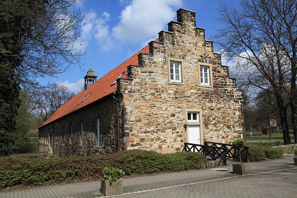 Langhaus von Haus Langendreer, ein Bruchsteinbau mit Treppengiebel und rotem Dach, am Leithenhaus in Bochum-Langendreer