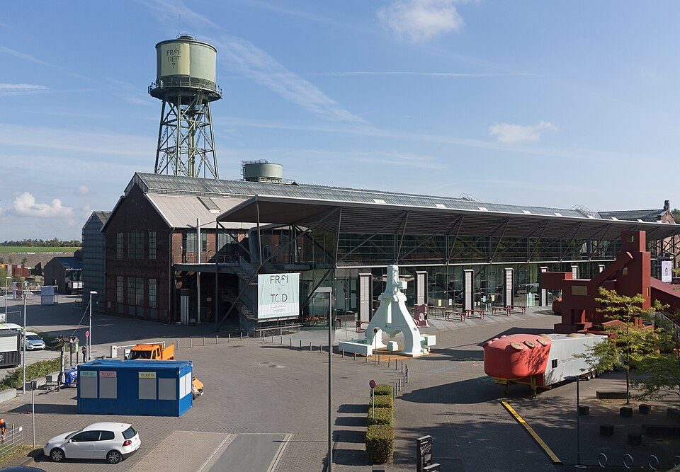 Jahrhunderthalle Bochum mit Wasserturm, Glasvorbau und Vorplatz mit Kunstobjekten in Bochum-Stahlhausen