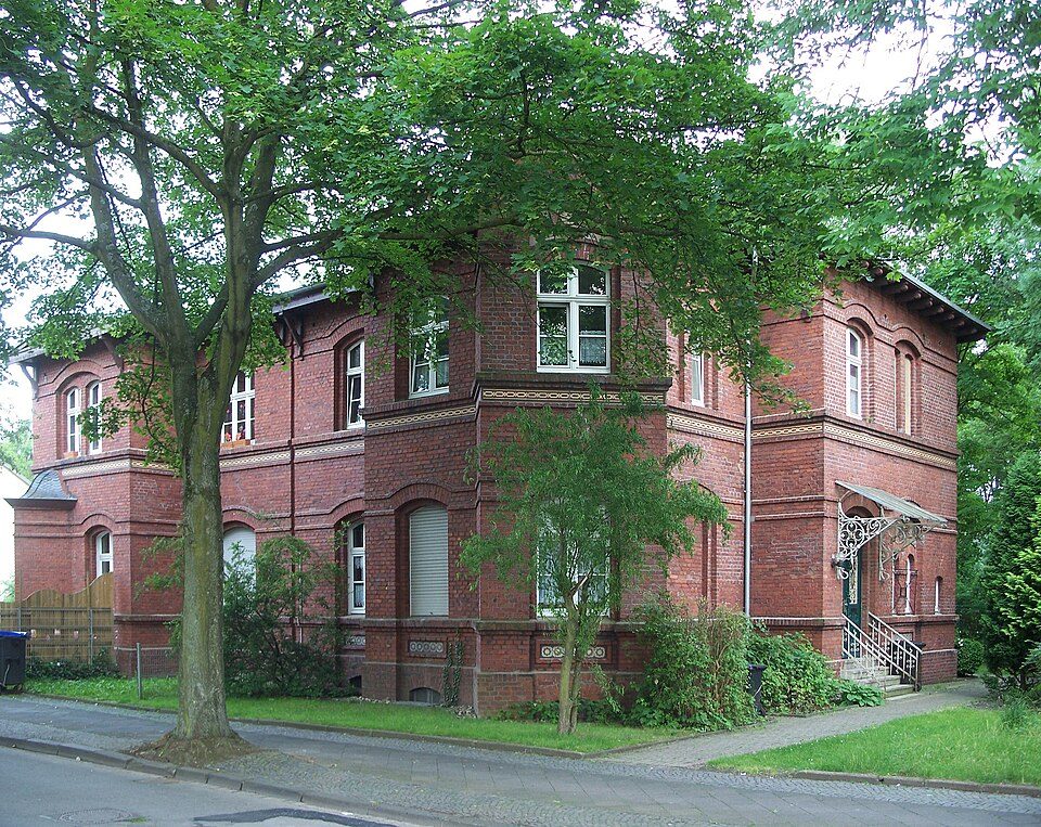 Zweigeschossiges Backsteinhaus mit Walmdach und Vorgarten an der Baarestraße, Teil der denkmalgeschützten Siedlung Stahlhausen in Bochum