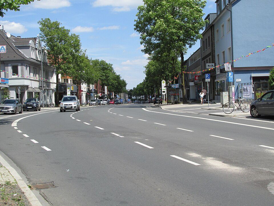 Baumbestandene Markstraße in Bochum-Weitmar-Mark mit Läden und Wohnungen in mehrgeschossigen Häusern, gesehen von der Kreuzung Karl-Friedrich-Straße/Kemnader Straße