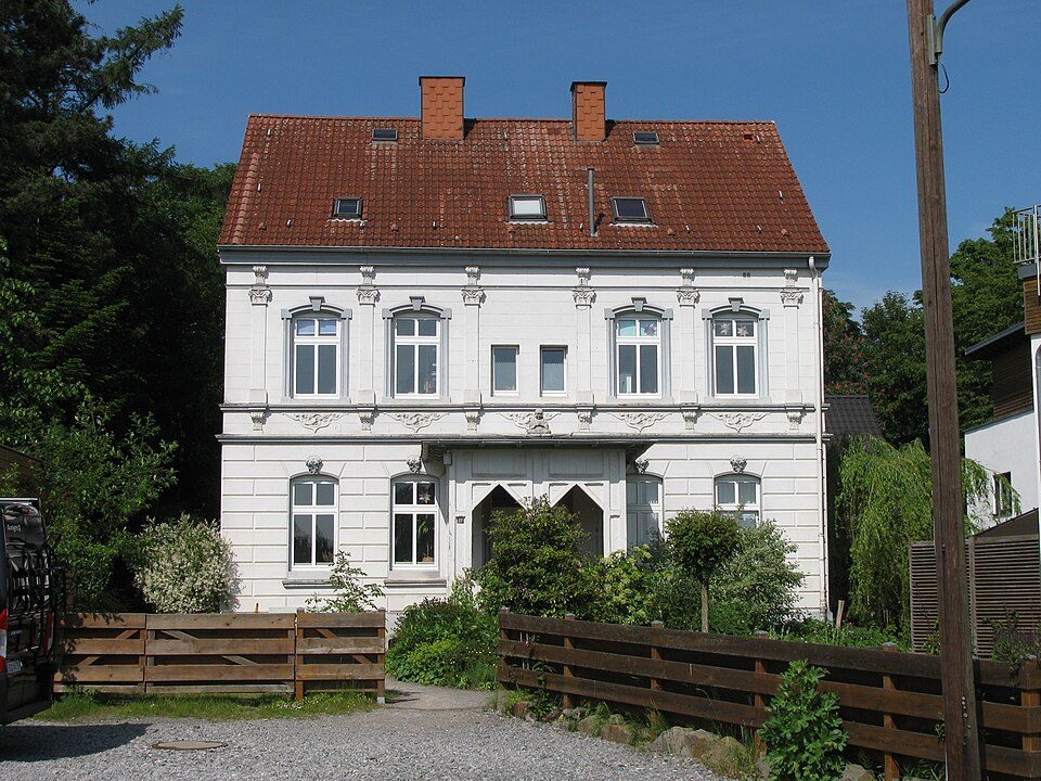Weißes Altbau-Wohnhaus mit Stuckfassade, rotem Ziegeldach und Vorgarten An der Holtbrügge in Bochum-Weitmar-Mitte