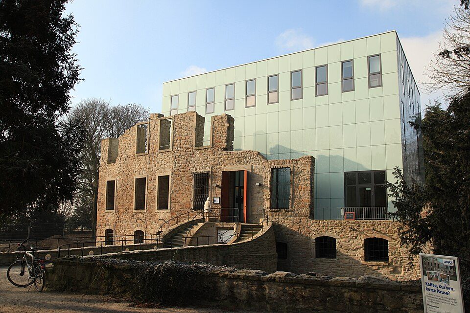 Ruine von Haus Weitmar aus Bruchstein mit modernem Kubus-Neubau im Schlosspark in Bochum-Weitmar-Mitte