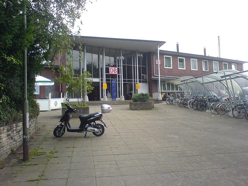 Empfangsgebäude des Bahnhofs Wattenscheid in Bochum-Westenfeld mit Glasfront, Fahrradüberdachung und Vorplatz