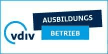Siegel mit vdiv-Logo und der Aufschrift Ausbildungsbetrieb auf dunkelblauem und hellblauem Balken